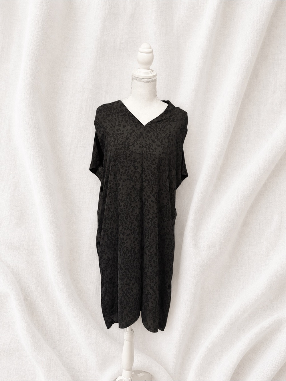 Denver Hayes Black Floral V-Neck Shift Dress